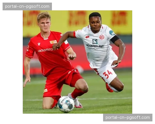 特写：柏林联老将在后场解围后指挥全队阵型前压的瞬间